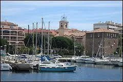 Quel est ce port situ entre Les Issambres et Port Grimaud ?