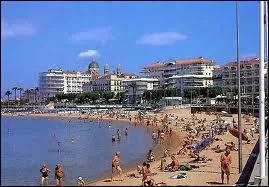 Quelle est cette ville situe entre Agay et Frjus ?