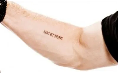 Quel est son tatouage ? (Que veut-il dire ? )