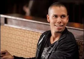 Luka et son pre sont au service d'Elijah car :