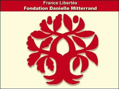 Elle cre 'Fondation France Libert' en 1986 dfendant :