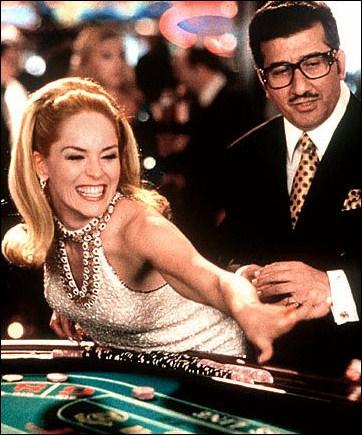 Qui a ralis le film 'Casino' dans lequel Robert De Niro, le grant de l'un des casinos les plus prospres de la ville, tombe fou amoureux de l'arnaqueuse Sharon Stone ?
