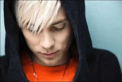 Quel est le nom de ce chanteur ?