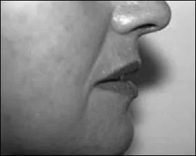 'Pour rester belle, si vous avez la poitrine qui tombe, faites-vous refaire ... a dtourne l'attention. '