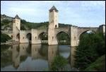 Le pont Valentr, la cathdrale St-Etienne et la tour du pape Jean XXII sont trois monuments que l'on peut admirer dans cette ville du Lot.