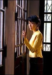 Elle vit  New York avec son mari mais en 1988 elle retourne en Birmanie car :