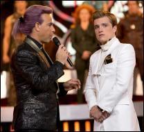 Quelle fausse information au sujet de Katniss Peeta donne-t-il au présentateur afin de s'attirer la sympathie du public ?