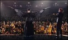 En quel oiseau se transforme cette robe lors de la crmonie de prsentation ?