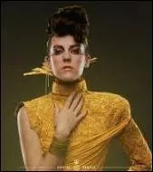 Que fait Johanna Mason lorsqu'elle croise Peeta, Katniss et Haymitch dans l'ascenseur ?