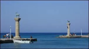 Quel est le nom du sculpteur et architecte de ce colosse de 30m de haut ?