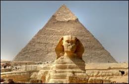 Comment appelle-t-on cet ensemble de tombeaux comportant plusieurs pyramides datant de l'Ancien Empire égyptien ?