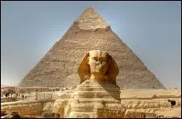 Comment appelle-t-on cet ensemble de tombeaux comportant plusieurs pyramides datant de l'Ancien Empire gyptien ?