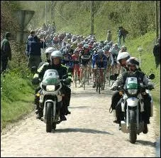 Quelle preuve cycliste de dbut de saison est surnomme ' L'enfer du nord ' ?