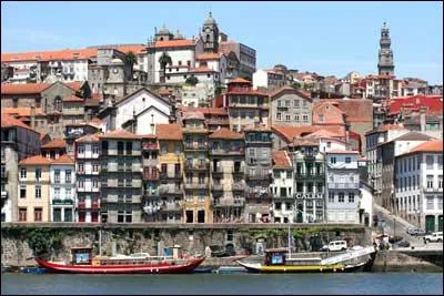 Le territoire continental portugais est baign par l'ocan Atlantique sur 1230 km de ctes. Parmi ces trois villes portuaires, laquelle est-elle situe le plus au nord ?