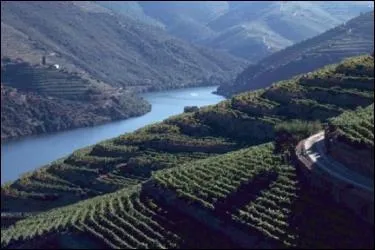 On a vu que le principal fleuve du pays se jette dans l'Atlantique  hauteur de Lisbonne. Quel autre fleuve, aprs un parcours de prs de 900 km, rejoint l'Atlantique prs de Porto ?