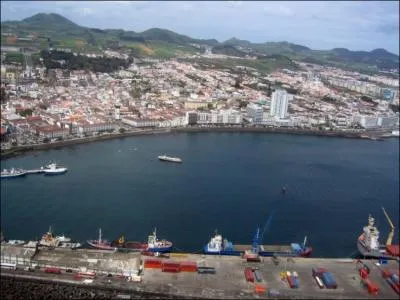 L'archipel des Aores est une autre rgion autonome du Portugal, situe  1500 km  l'ouest de Lisbonne. Sa capitale est :