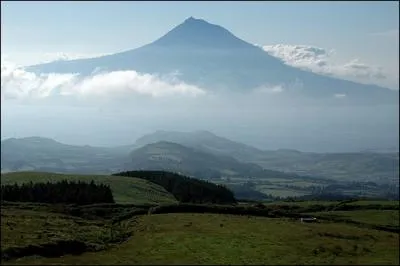 Le point culminant du Portugal continal se trouve  la serra da Estrela (1993m). Mais le plus haut sommet du pays se trouve sur l'le de Pico, dans l'archipel ...