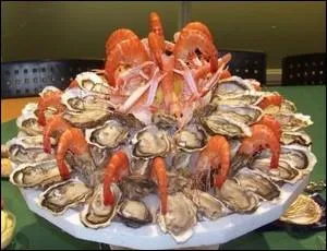 Je vous prie de bien vouloir passer à table pour déguster un magnifique plateau de fruits de mer où les huîtres paradent. Les plates ont été supplantées par les creuses originaires...