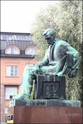 A Heksinki on trouve la statue du pre de la littrature finlandaise : ... ?