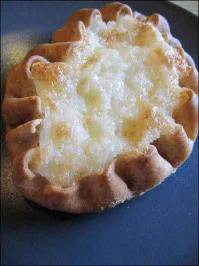 En Carlie (Sud-Est du pays), on trouve des ptisseries en forme de pirogue,  base de pte de riz et de beurre  l'oeuf. Ce sont des ... ?