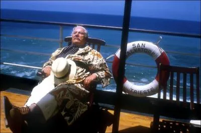 Emily Boynton est la belle-mre des 3 enfants Boynton qu'elle tyrannise, profitant du fait que son mari dcd lui a laiss par testament le contrle total sur sa fortune.