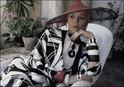 Hercule Poirot, enqutant sur une affaire d'assurances dans le cadre idyllique d'un htel d'une le mditerranenne, est bientt contraint d'utiliser ses facults de dduction pour un autre cas !