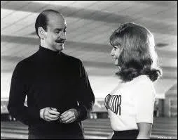  Londres, Hercule Poirot enqute sur deux mystrieux assassinats. Peu  peu, les victimes s'amoncellent dans l'ordre alphabtique de leurs noms. Humour et suspense.