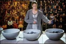 Lors de la crmonie du choix, cinq coupes correspondantes aux 5 factions sont prsentes. De quelle manire les jeunes gens dterminent-ils librement leur avenir dans la coupe de leur choix ?