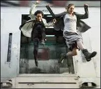 De quel moyen de transport, lanc  pleine vitesse, saute-t-elle pour rejoindre le centre de formation des Audacieux ?