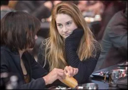 Qu'apprend-on sur l'hrone lors de son premier djeuner  la cantine ?