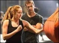 Son ami lui prodigue des conseils lors des combats  mains nus. O lui dit-il de frapper vite et fort ?