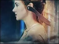 O est-elle lgrement blesse en servant de cible pendant la sance de lancer de couteaux ?