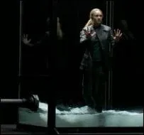 Grâce aux conseils avisés de son ami, elle passe avec succès, mais non sans mal, les diverses épreuves d'évaluation lors de la phase d'initiation. Dans l'examen final d'admission, comment parvient-elle à éviter la noyade dans la cuve d'eau ?