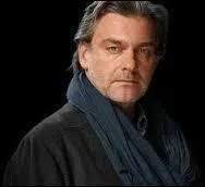 Qui est le leader des Altruistes et le chef du gouvernement ?