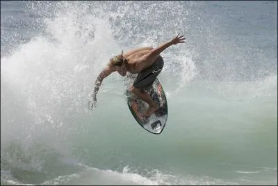 Quel est le prnom du surfeur nomm 'Kennelly' ?