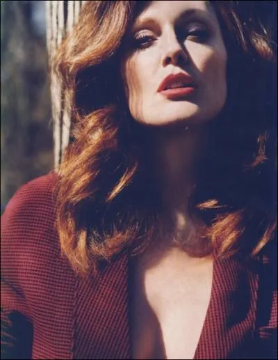 Dans quel film Julianne Moore tient-elle le rle d'Amber Waves, une actrice de porno ?