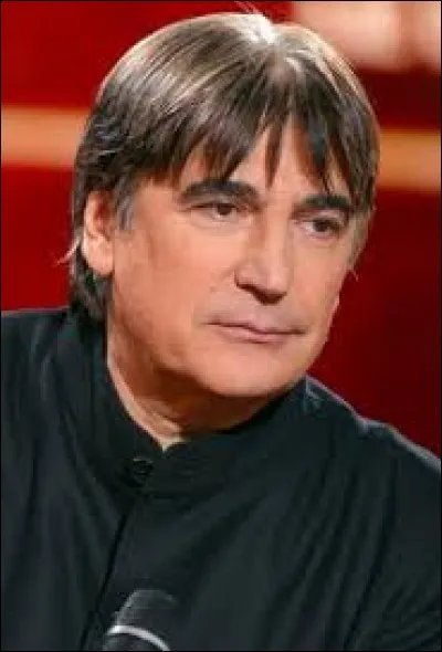 Serge Lama par contre ne faisait pas que chercher ! Il trouvait (trouve ? ) souvent ! ... Dans une chanson il fait même le déplacement pour aller voir ''Les Petites FEMMES de... ''