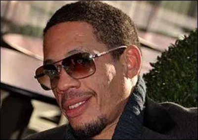 Restons dans la poésie à l´état ''brute'' avec la voix mélodieuse de JoeyStarr qui scande : ''Sarko... Tiens ta FEMME et... ''