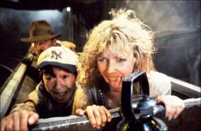 Spielberg 'voque' galement des scnes de ses productions  succs; les 'montagnes russes' sur la moto voquent :