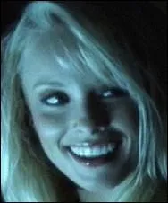 Elle ne fait qu'une apparition, dans ce film, mais elle est nanmoins connue pour tre marie au beau David Boreanaz dans la vraie vie. Qui est-elle ?