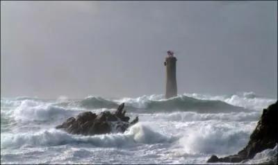 Sur quelle le admire-t'on la pointe de Pern, sur la chausse de Leurvas avec le phare de Nividic ?