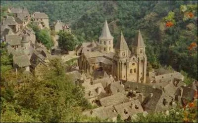 Construit en schistes avec des toits de lauzes, je suis fier de mon abbatiale Sainte-Foy, qui suis-je ?