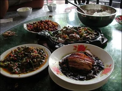 Comment appelle-t-on cette spcialit chinoise de viande de porc avec gras et couenne cuite  la sauce soja dont la version la plus clbre est ' la faon Mao' ?