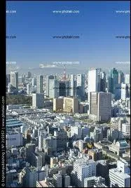 Qui interprète la chanson dans laquelle on entend ''elle court de décembre en été'' ?