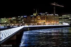 À qui s'adresse Serge Reggiani en déclarant dans une ses chansons ''Pourtant je t'ai quittée une nuit de décembre, j'ai déserté'' ?