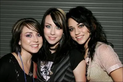 Trois soeurs constituant un groupe de pop-rock qui ont eu l'honneur de chanter dans l'album d'Hannah Montana le Film, le titre 'Find Yourself In You'. Il s'agit de...