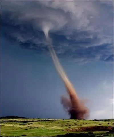 La tornade est un tourbillon nuageux de vents trs violents, au pouvoir destructeur suprieur aux typhons. Le record de vitesse des vents, enregistr en 99 en Oklahoma, est ?