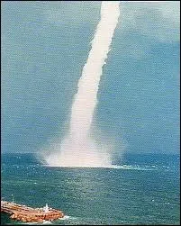 La dure de vie d'une tornade est brve, quelques heures au maximum, durant lesquelles elle peut parcourir plus de 350 km. Quelles assertions sont vraies dans la liste qui suit ?