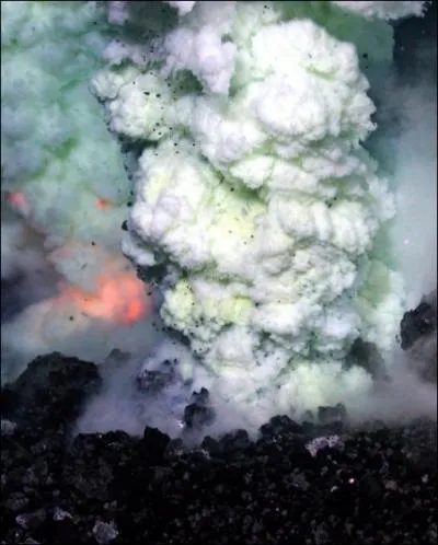 Quelle a t historiquement la plus massive ruption volcanique jamais survenue, qui a ananti un lieu totalement, faisant 40 000 victimes ?