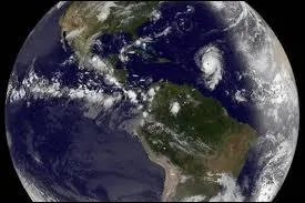 Les cyclones sont des temptes ultra-violentes. Leur nom provient d'un anglais, qui tudia la violente tempte tropicale de 1789 en Indes (+ de 20 000 victimes). Que veut dire cyclone ?